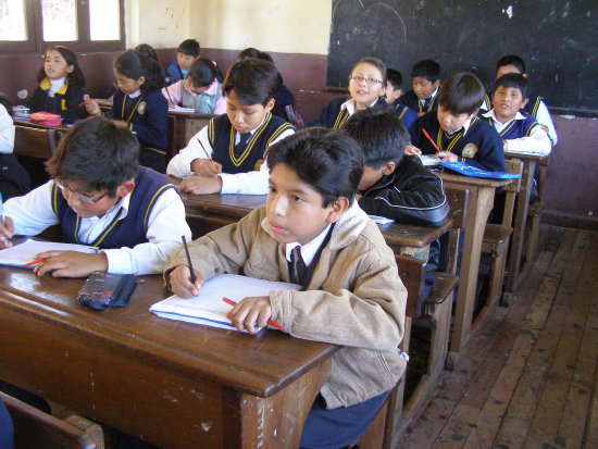 DISPOSICIN. Los maestros y directores no deben exigir el uso de uniformes, los padres deben enviar a sus hijos abrigados.