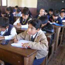 DISPOSICIN. Los maestros y directores no deben exigir el uso de uniformes, los padres deben enviar a sus hijos abrigados.