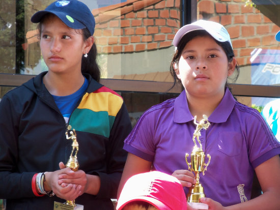 Las tenistas capitalinas Priscila Fuertes (i) y Camila Coronado (d).