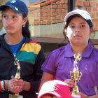 Las tenistas capitalinas Priscila Fuertes (i) y Camila Coronado (d).