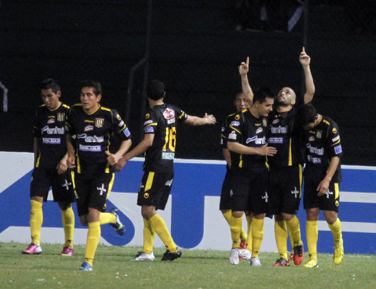 El paraguayo Ernesto Cristaldo celebra junto con sus compaeros el gol que marc anoche a Oriente.