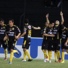 El paraguayo Ernesto Cristaldo celebra junto con sus compaeros el gol que marc anoche a Oriente.