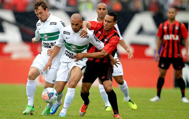 El Coritiba super ayer por la mnima diferencia al Atltico Paranaense y reasumi la punta del Campeonato Brasileo.