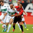 El Coritiba super ayer por la mnima diferencia al Atltico Paranaense y reasumi la punta del Campeonato Brasileo.