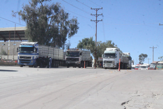 DEMANDA. Los transportistas organizados esperan recibir la carga de cemento en puertas de la factora.