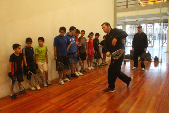 El norteamericano Tim Doyle da instrucciones a los deportistas.