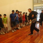 El norteamericano Tim Doyle da instrucciones a los deportistas.