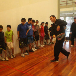 El norteamericano Tim Doyle da instrucciones a los deportistas.