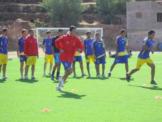 Los estudiantiles iniciaron una nueva semana de trabajo en la cancha de csped sinttico de la zona de Garcilazo.