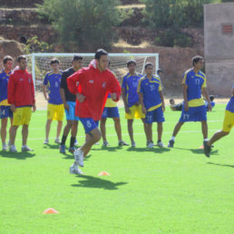 Los estudiantiles iniciaron una nueva semana de trabajo en la cancha de csped sinttico de la zona de Garcilazo.