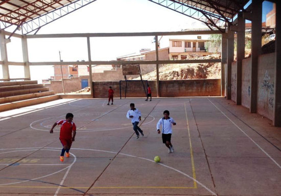 CANCHAS: Para hacer deporte, los nios y jvenes deben pagar por hora de uso.