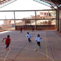 CANCHAS: Para hacer deporte, los nios y jvenes deben pagar por hora de uso.