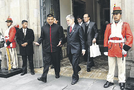 INCIDENTE. El ministro Amorim deja el Palacio de Gobierno, el lunes 31 de octubre del 2011, el da del incidente con el avin militar de Brasil.