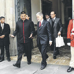 INCIDENTE. El ministro Amorim deja el Palacio de Gobierno, el lunes 31 de octubre del 2011, el da del incidente con el avin militar de Brasil.