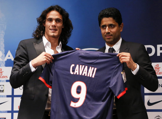 El uruguayo Edinson Cavani (i) fue presentado en el club francs.