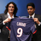 El uruguayo Edinson Cavani (i) fue presentado en el club francs.