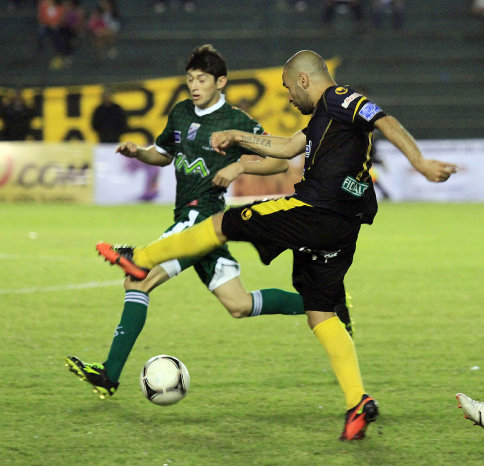 En el partido de ida, los aurinegros empataron a los refineros, en Santa Cruz.