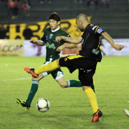 En el partido de ida, los aurinegros empataron a los refineros, en Santa Cruz.