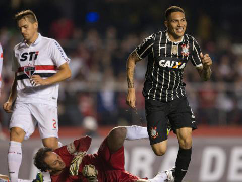 El Corinthians sac ventaja en el partido de ida.