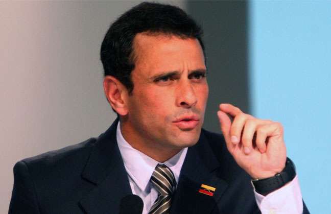 VIAJE. Capriles llega a Santiago.