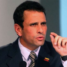 VIAJE. Capriles llega a Santiago.