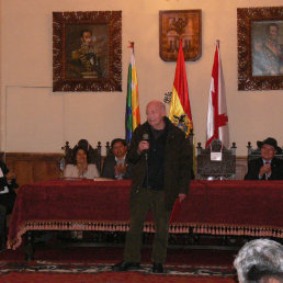 RECONOCIMIENTO. El escritor y periodista Eduardo Galeano manifiesta su sincero agradecimiento en el acto de distincin.