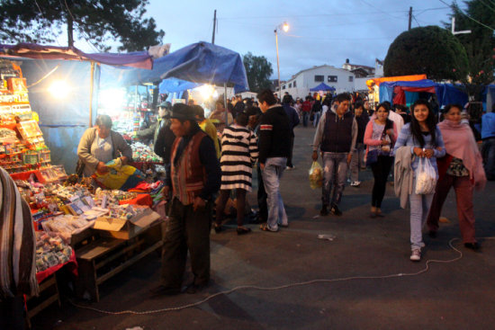 DESORDEN. Hay vendedoras que se ubicaron en lugares donde no estaban habilitados.