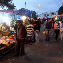 DESORDEN. Hay vendedoras que se ubicaron en lugares donde no estaban habilitados.