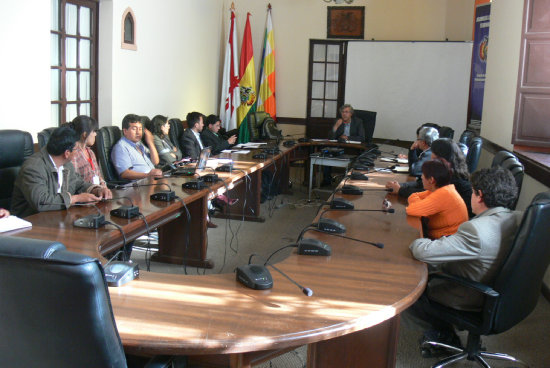 ESPERA. Integrantes de la Brigada de Asamblestas llegaron a la cita y fueron plantados.