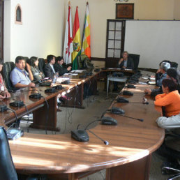 ESPERA. Integrantes de la Brigada de Asamblestas llegaron a la cita y fueron plantados.