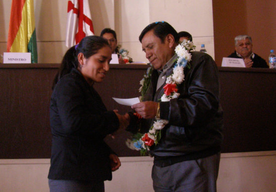 ENTREGA. Las autoridades del Ministerio de Trabajo llegaron para entregar 50 cheques.