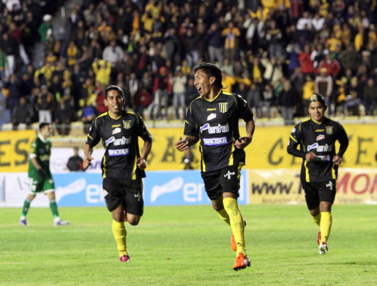 El defensor Jair Torrico (c) abri el camino del triunfo para el Tigre anoche, en la semifinal revancha de la Copa Cine Center.