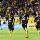 El defensor Jair Torrico (c) abri el camino del triunfo para el Tigre anoche, en la semifinal revancha de la Copa Cine Center.