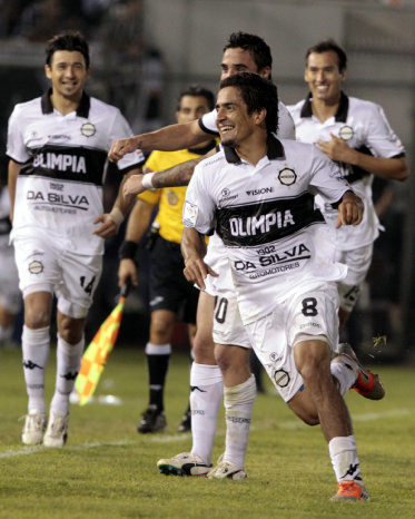 El jugador del Olimpia, Wilson Osmar Pittoni (d), celebra despus de anotar un gol ante Atltico Mineiro.