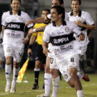 El jugador del Olimpia, Wilson Osmar Pittoni (d), celebra despus de anotar un gol ante Atltico Mineiro.