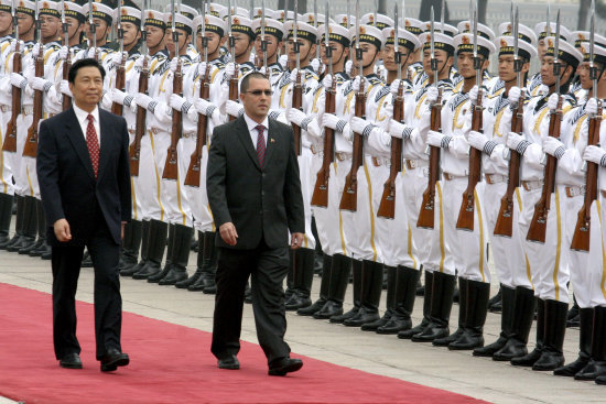 VISITA. Jorge Arreaza durante su encuentro con autoridades chinas.