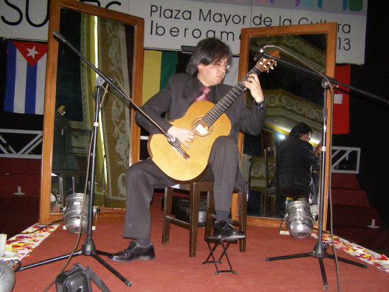 ESPECTCULO. El guitarrista Hctor Osaky, durante su recital en el Teatro Gran Mariscal.