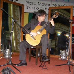 ESPECTCULO. El guitarrista Hctor Osaky, durante su recital en el Teatro Gran Mariscal.