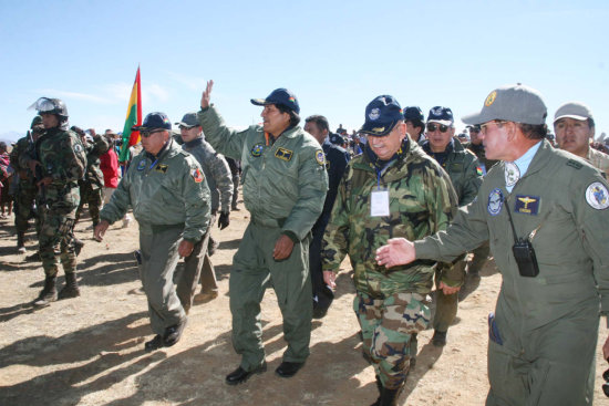 ENTRENAMIENTO. La Fuerza Area realiz ayer un ejercicio marcial en Potos.