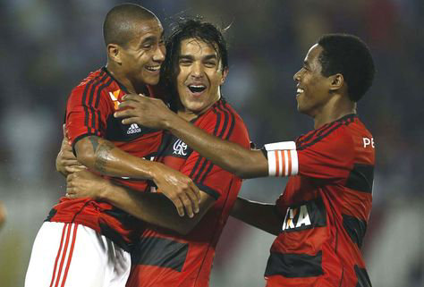 Marcelo Martins (c) anot el gol del triunfo para Flamengo.