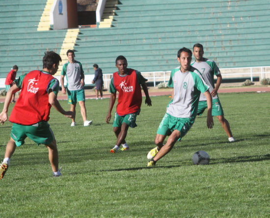 El equipo estudiantil activ su principal prctica de ftbol en el estadio Patria. En la foto, Saucedo domina el baln.