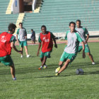 El equipo estudiantil activ su principal prctica de ftbol en el estadio Patria. En la foto, Saucedo domina el baln.