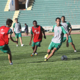 El equipo estudiantil activ su principal prctica de ftbol en el estadio Patria. En la foto, Saucedo domina el baln.