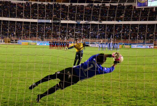 El ltimo penal de Wilstermann fue enviado por el golero Hugo Surez y no pudo marcar a Quionez.