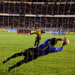 El ltimo penal de Wilstermann fue enviado por el golero Hugo Surez y no pudo marcar a Quionez.