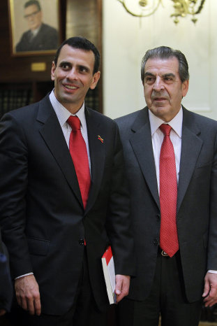 DENUNCIA. Henrique Capriles posa junto al ex presidente chileno Eduardo Frei.