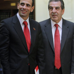 DENUNCIA. Henrique Capriles posa junto al ex presidente chileno Eduardo Frei.