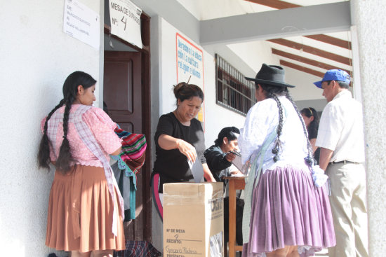 DEMOCRACIA. Una ciudadana boliviana ejerce su derecho al voto en las pasadas elecciones generales.