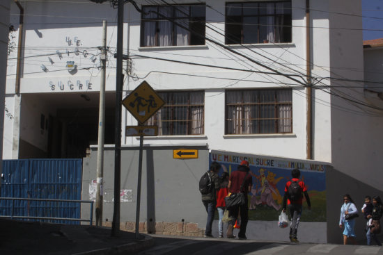 ESCENARIO. Vista de la fachada de la escuela Mariscal Sucre. Supuestamente, el hecho delictivo se produjo en algn lugar de sus instalaciones en horas de clase.