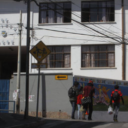 ESCENARIO. Vista de la fachada de la escuela Mariscal Sucre. Supuestamente, el hecho delictivo se produjo en algn lugar de sus instalaciones en horas de clase.